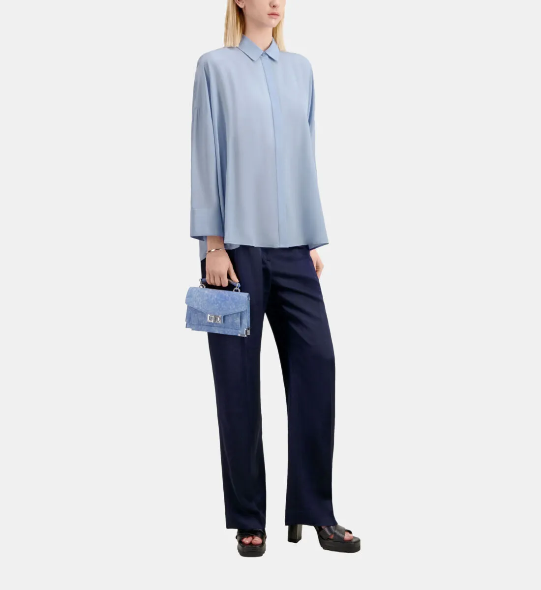 Camisa azul amplia seda desgastada