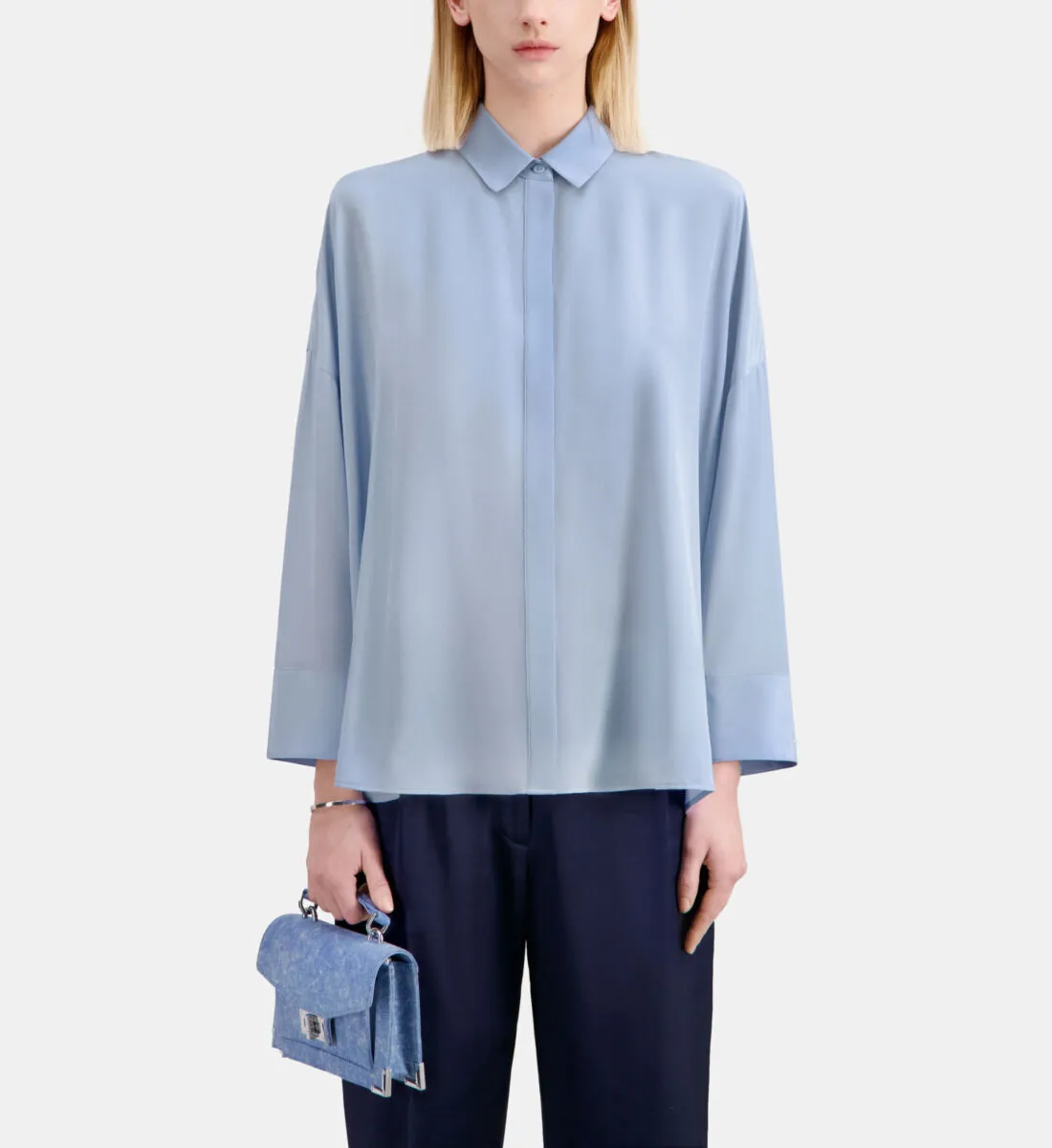 Camisa azul amplia seda desgastada