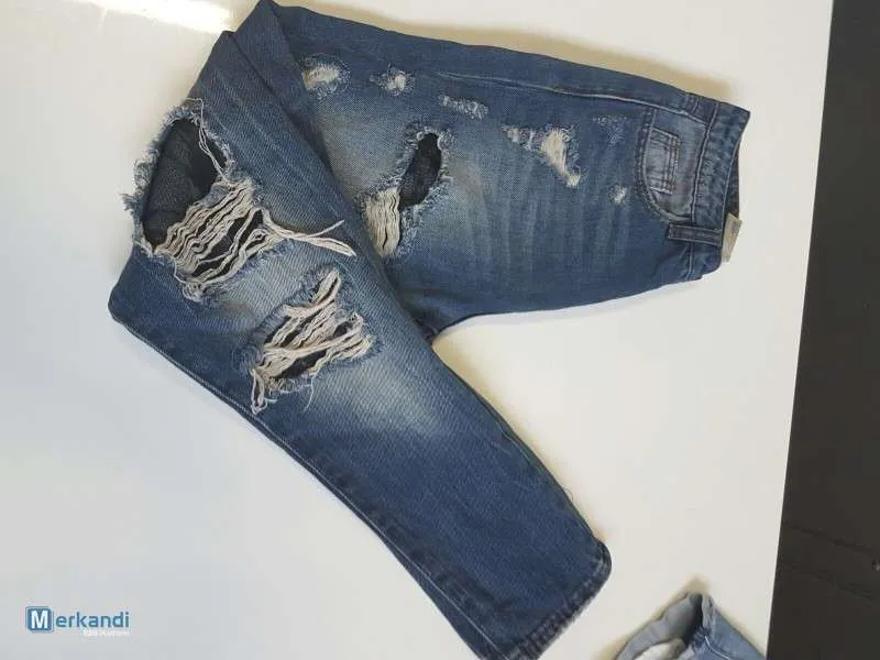 Existencias de ropa nueva para hombres, mujeres y niños