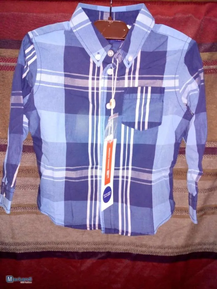 Existencias de ropa nueva para hombres, mujeres y niños