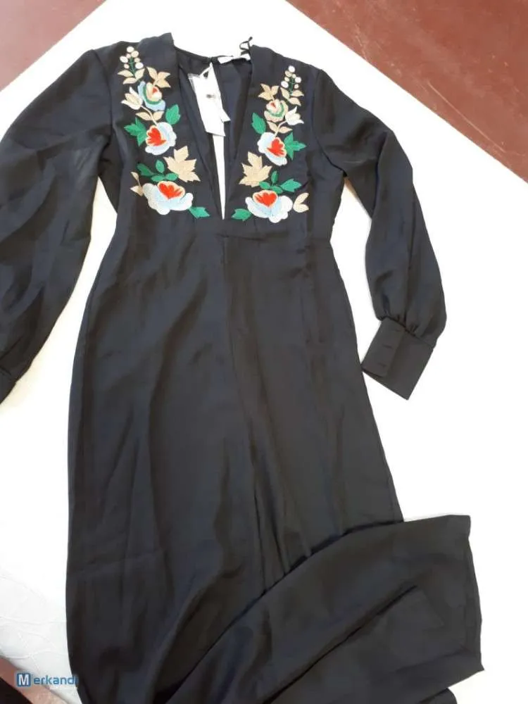 Existencias de ropa nueva para hombres, mujeres y niños