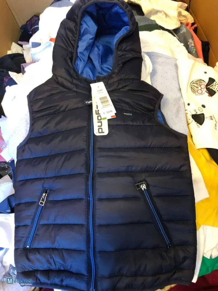 Existencias de ropa nueva para hombres, mujeres y niños