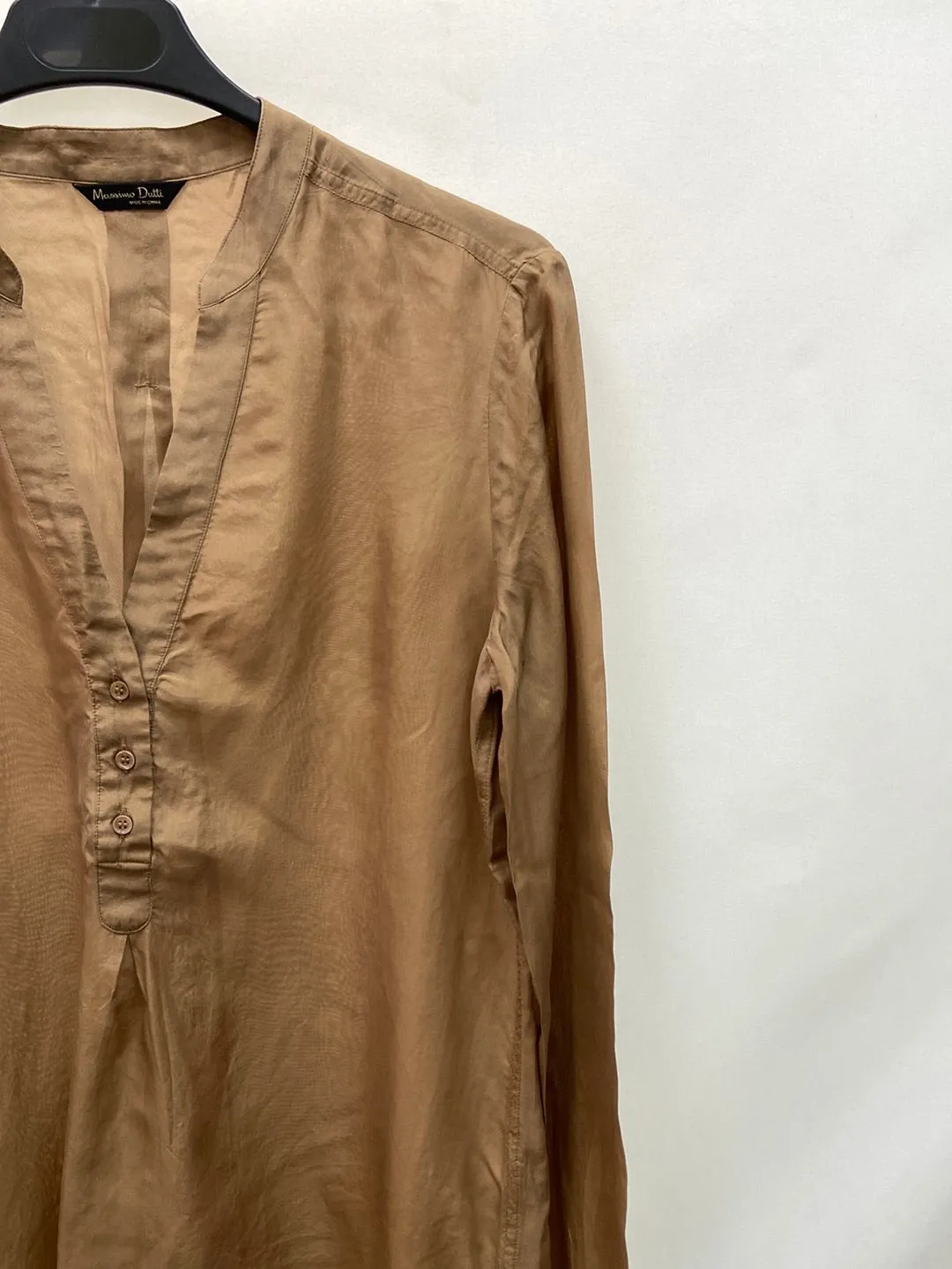 MASSIMO DUTTI.Blusa camel seda T.36