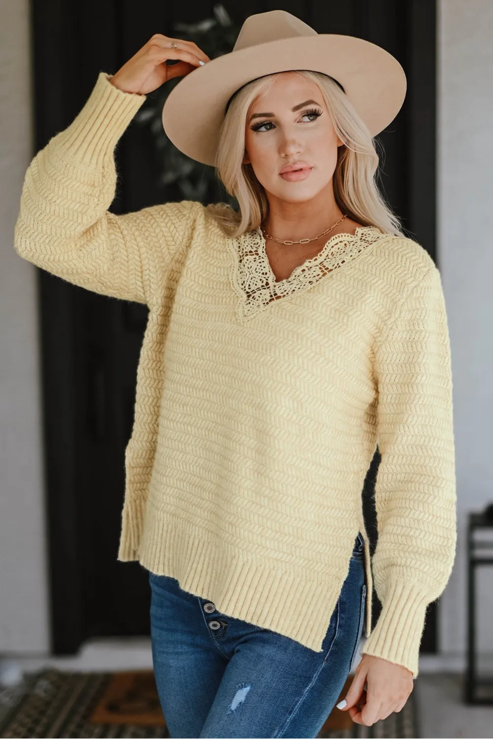Suéter suelto beige con cuello en V