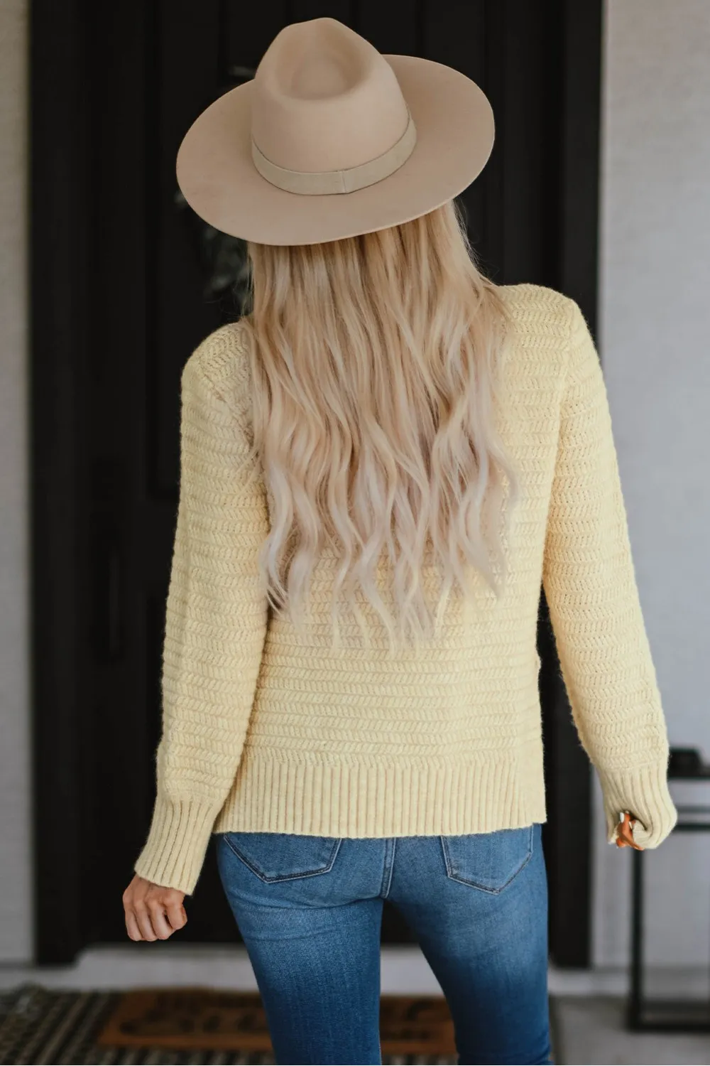 Suéter suelto beige con cuello en V
