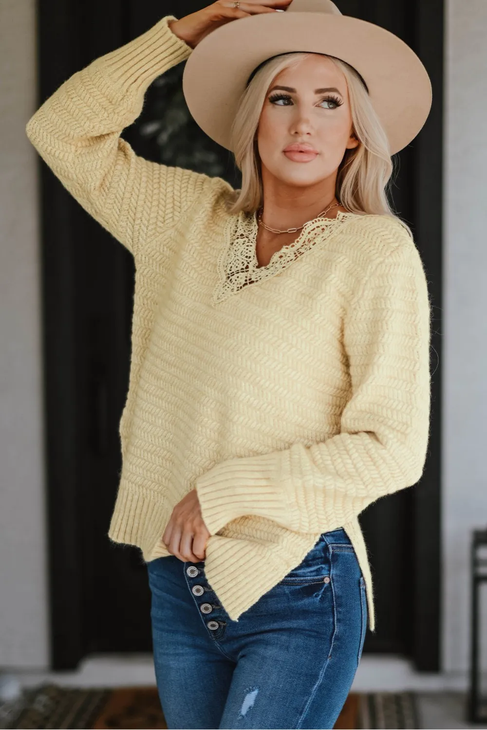 Suéter suelto beige con cuello en V