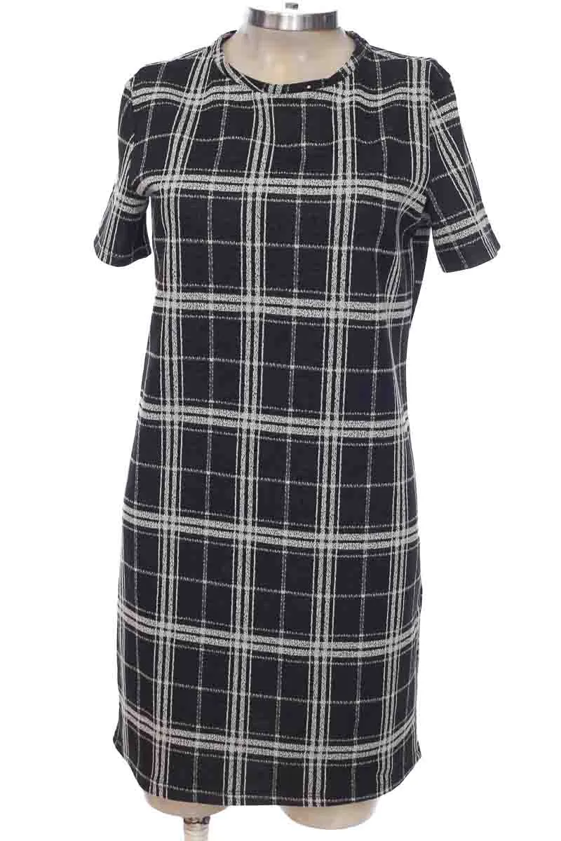 VESTIDO / ENTERIZO COLOR NEGRO  BERSHKA