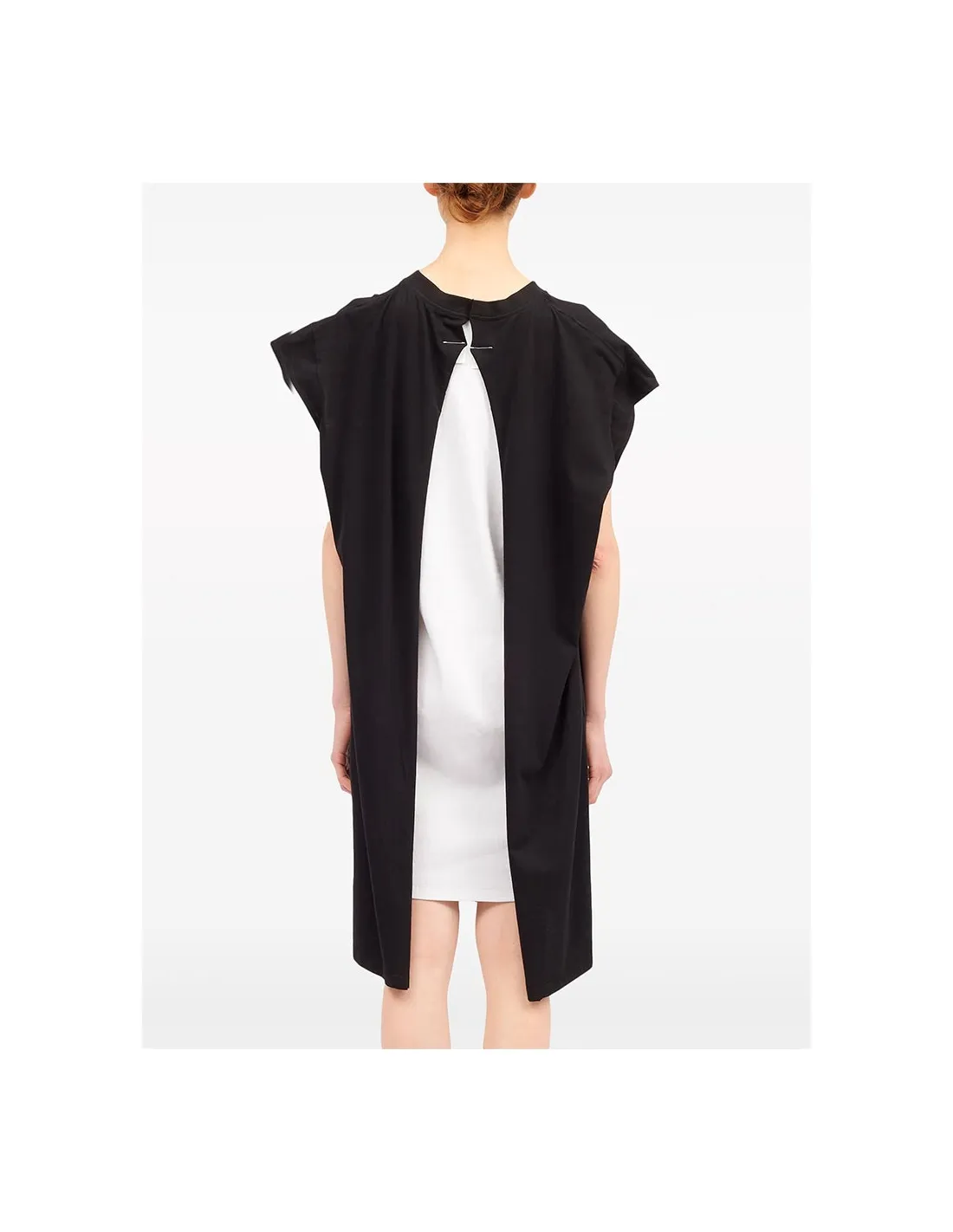 Vestido negro midi con camiseta blanca reversible