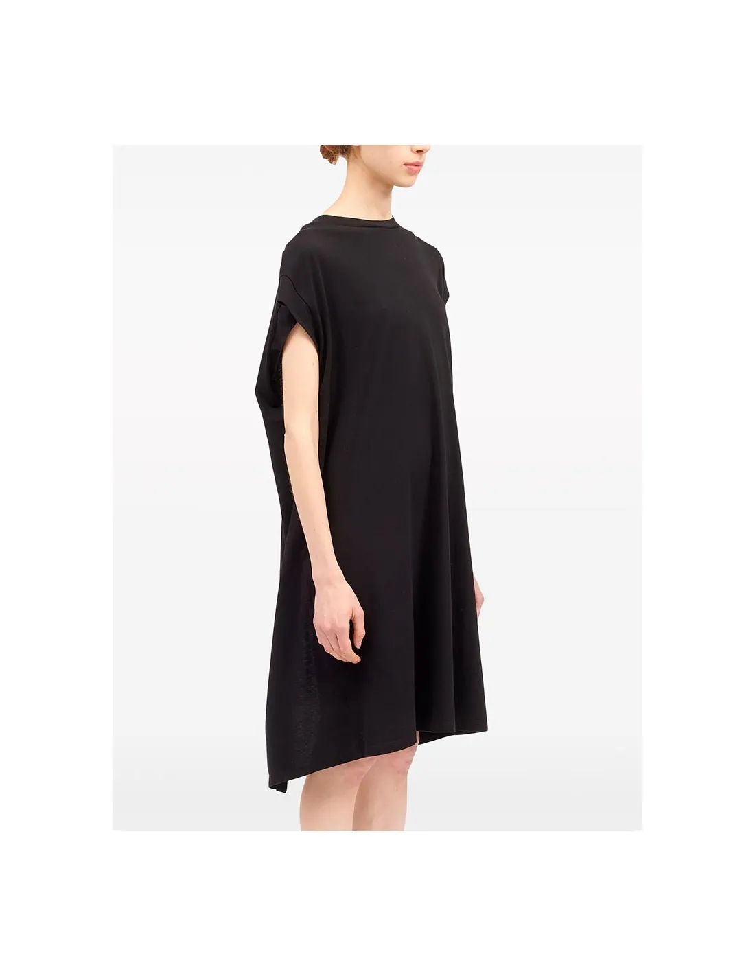Vestido negro midi con camiseta blanca reversible
