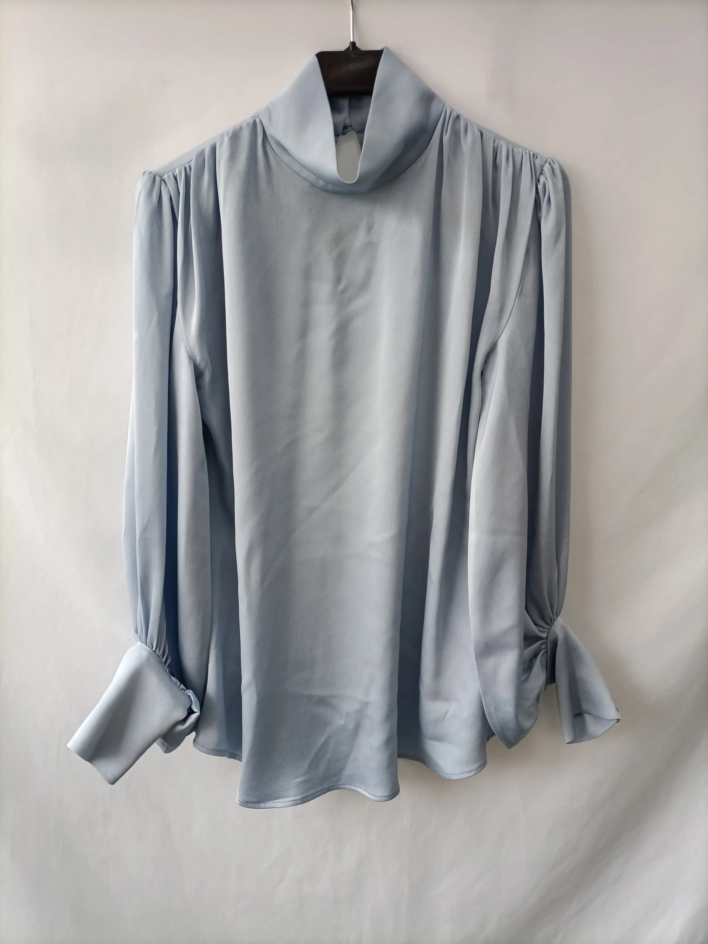 YOU LOOK AWESOME.Blusa azul cielo satinada T.s