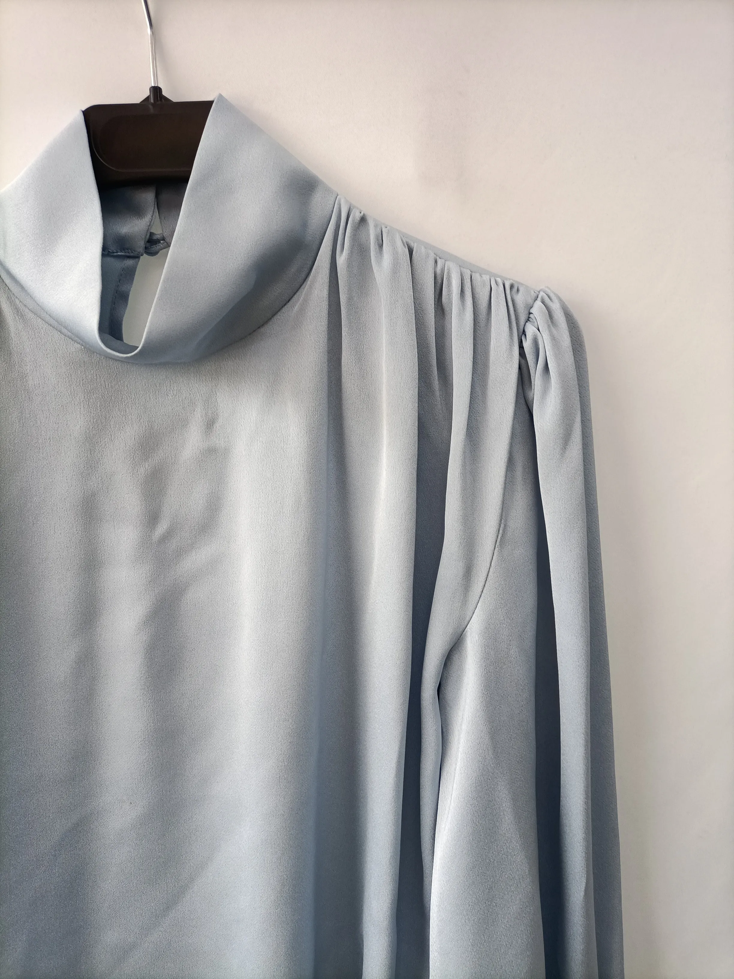 YOU LOOK AWESOME.Blusa azul cielo satinada T.s