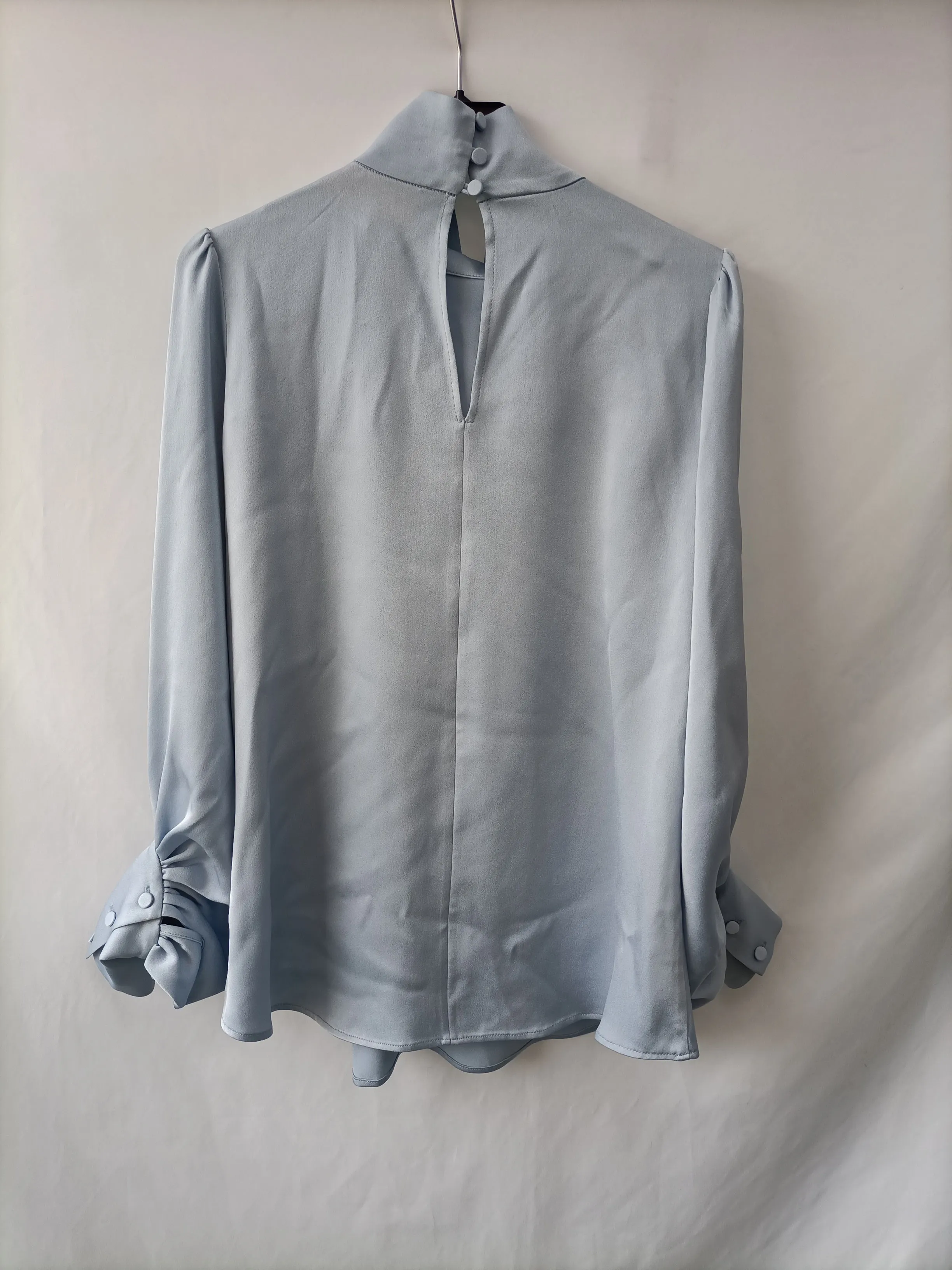 YOU LOOK AWESOME.Blusa azul cielo satinada T.s