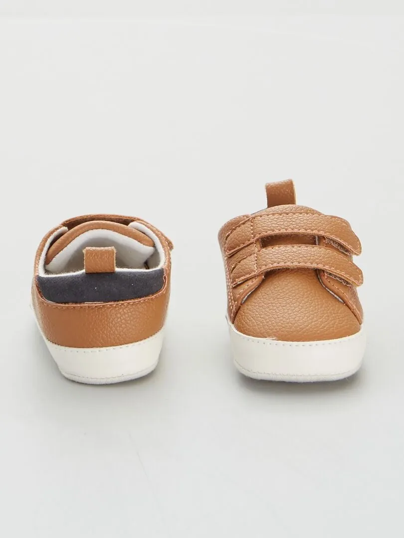 ZAPATILLAS BICOLOR CON VELCRO  MARRON